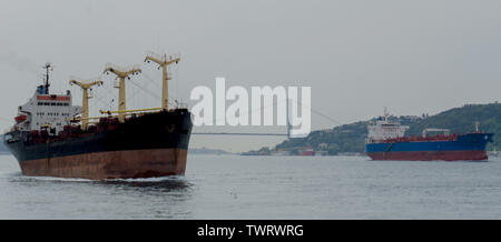 Istanbul, Provincia di Istanbul / Turchia: 19 Aprile, 2016: grandi quantità di merci e navi container passando dal Mediterraneo verso il Mar Nero attraverso il Foto Stock