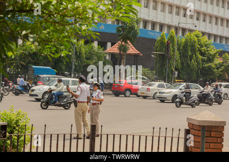 Bangalore, Karnataka India-June 04 2019 :il traffico in movimento vicino al town hall circle e la città di polizia stradale occupato a lavorare in Bengalore Foto Stock