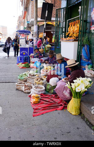 Huaraz, Ancash / Perù: 11 giugno 2016: povero indio agricoltore le donne a vendere la loro frutta e verdura per le strade di Huaraz Foto Stock