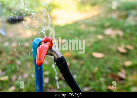 Rubinetto rurale con perdite di acqua in piantagione Foto Stock