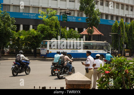 Bangalore, Karnataka India-June 04 2019 : Bengaluru il traffico della città vicino al town hall di Bengaluru, India Foto Stock