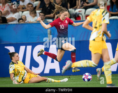 Nizza, Francia. Il 22 giugno, 2019. Caroline Graham Hansen (C) della Norvegia compete durante il round di 16 match tra Norvegia e Australia al 2019 FIFA Coppa del Mondo Femminile a Nizza, in Francia il 22 giugno 2019. Credito: Xiao Yijiu/Xinhua/Alamy Live News Foto Stock