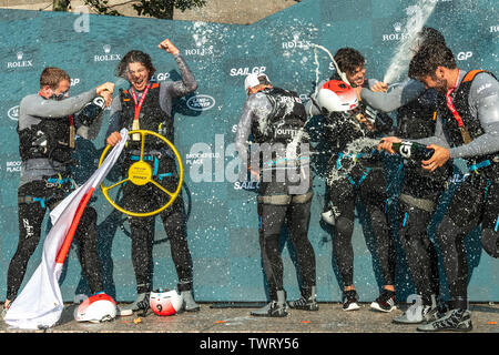 New York, Stati Uniti d'America. Il 22 giugno, 2019. Giappone Team SailGP festeggiare al podio dopo aver vinto il SailGP New York Evento. Doppia medaglia olimpica Nathan Outteridge helmed Giappone da battere in Australia e sicuro il suo primo evento inaugurale della stagione SailGP. Credito: Enrique Shore/Alamy Live News Foto Stock