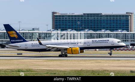 Richmond, British Columbia, Canada. Xx Giugno, 2019. Un Icelandair Boeing 757-200 (TF-FIP) a corridoio unico corpo stretto aereo jet atterraggio all'Aeroporto Internazionale di Vancouver. Credito: Bayne Stanley/ZUMA filo/Alamy Live News Foto Stock