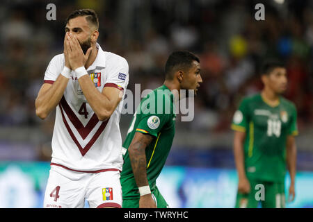 Belo Horizonte, Brasile. Il 22 giugno, 2019. Jhon cancelliere (1L) del Venezuela reagisce durante la Copa America 2019 partita di calcio tra Venezuela e Bolivia presso lo Stadio Mineirao di Belo Horizonte, Brasile, 22 giugno 2019. Credito: Lucio Tavora/Xinhua/Alamy Live News Foto Stock