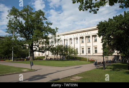 SOFIA, BULGARIA - 22 Giugno 2019: estate vista della Biblioteca Nazionale di San Cirillo e San Metodio a Sofia, Bulgaria. Un monumento di Cirillo e Metodio. Foto Stock