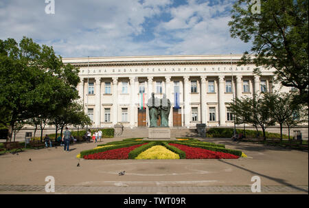 SOFIA, BULGARIA - 22 Giugno 2019: estate vista della Biblioteca Nazionale di San Cirillo e San Metodio a Sofia, Bulgaria. Un monumento di Cirillo e Metodio. Foto Stock