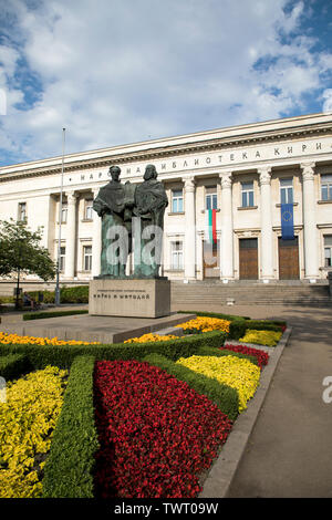 SOFIA, BULGARIA - 22 Giugno 2019: estate vista della Biblioteca Nazionale di San Cirillo e San Metodio a Sofia, Bulgaria. Un monumento di Cirillo e Metodio. Foto Stock