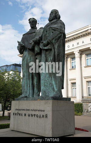 SOFIA, BULGARIA - 22 Giugno 2019: estate vista della Biblioteca Nazionale di San Cirillo e San Metodio a Sofia, Bulgaria. Un monumento di Cirillo e Metodio. Foto Stock