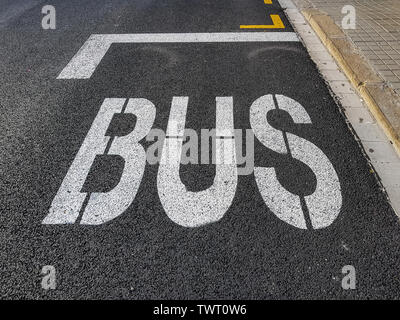 Iscrizione dipinta BUS sulla superficie della strada. Foto Stock