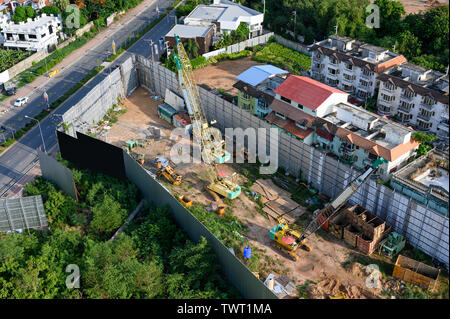 Gru pesante macchina in cantiere e la copertura di sicurezza nel centro cittadino Foto Stock