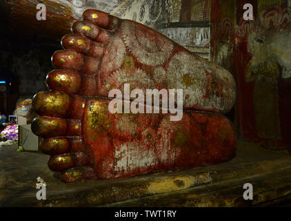 Buddha reclinato nel Tempio Dorato. Dambulla. Sri Lanka Foto Stock