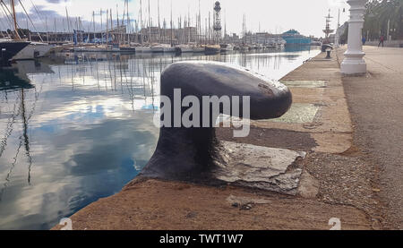 Antico e grande bollard per ormeggio delle navi nel porto. Foto Stock