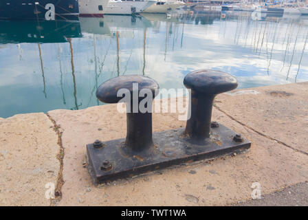 Rusty bollard doppia per ormeggio barche. Messa a fuoco selettiva. Foto Stock