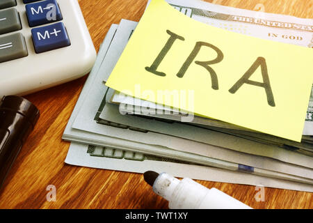 IRA di singoli account di pensionamento. Pila di denaro e calcolatrice. Foto Stock