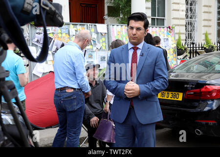 London / UK - Giugno 22, 2019: Richard Ratcliffe (seduto) parla di sostenitori presso l'ambasciata iraniana a Londra il 8 giorno di sciopero della fame in sostegno di sua moglie Nazanin Zaghari-Ratcliffe, incarcerati in Iran Foto Stock