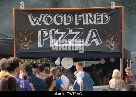 La gente in coda per la pizza al forno a legna, all'evento musicale in Sefton Park, Liverpool, Regno Unito Foto Stock