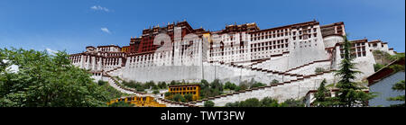 Magnifico panorama del Potala. Patrimonio Mondiale dell'Unesco, casa del Dalai Lama, uno dei più importanti luoghi di pellegrinaggio del popolo tibetano Buddishm Foto Stock