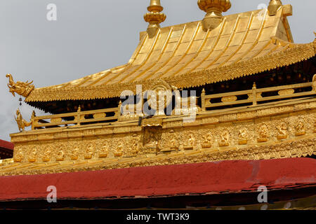 Chiusura del tetto del Jokhang Tempio. Nel mezzo della famosa ruota di dharma e caprioli. In corrispondenza della parte di fondo di piccole statue di Buddha. Arte Buddista. Foto Stock