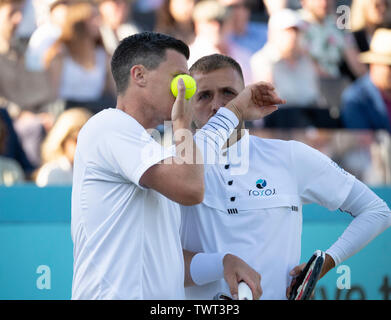 La Queens Club di Londra, Regno Unito. Il 23 giugno 2019. Il giorno 7 della febbre campionati ad albero. Gli inglesi Ken Skupski e Daniel Evans durante le doppie finali. Foto Stock