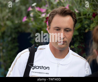 La Queens Club di Londra, Regno Unito. Il 22 giugno 2019. Il giorno 6 della febbre campionati ad albero. Henri Kontinen (FIN) arriva sul Centre Court. Foto Stock