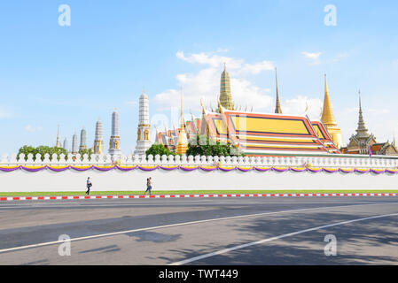 Bangkok, Tailandia - 20 Giugno 2019 : al di fuori di wat pra kaew con traveler intorno al muro bianco Foto Stock