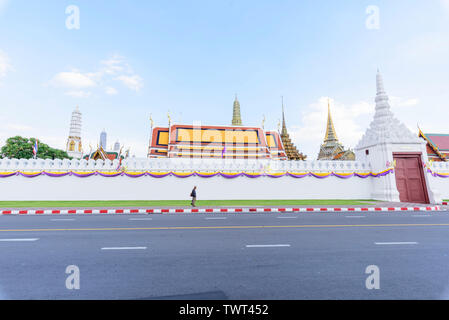 Bangkok, Tailandia - 20 Giugno 2019 : al di fuori di wat pra kaew con traveler intorno al muro bianco Foto Stock