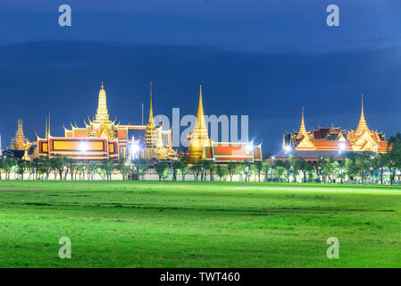 Bangkok, Tailandia - 20 Giugno 2019 : wat pra kaew con erba verde campo e illuminazione in tempo di notte Foto Stock