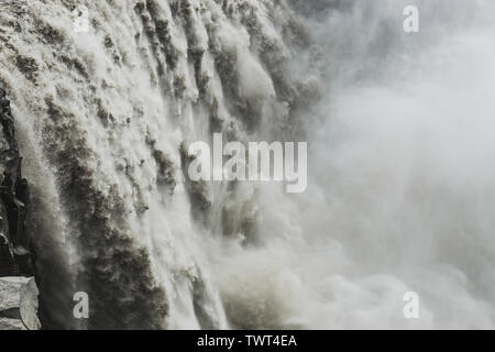 Dettifoss cascata in Islanda. La più potente cascata in Europa. Mozzafiato e drammatica vista. Vista ravvicinata di fluire il flusso d'acqua. Foto Stock