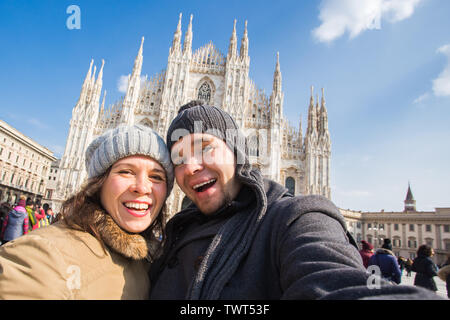 Viaggi, Italia e vacanze concetto - Happy turisti prendendo un autoritratto di fronte la Cattedrale del Duomo di Milano Foto Stock