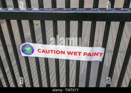 Il torneo di Wimbledon di Londra, Regno Unito. Il 23 giugno, 2019. Vernice fresca sulle porte del AELTC All England Lawn Tennis Club con una settimana rimanenti fino all'inizio del 2019 campionati di Wimbledon Credito: amer ghazzal/Alamy Live News Foto Stock