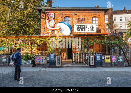 Berlino-friedrichshain, materie Gelände Badehaus bar e sala musica che ospita concerti dal vivo e sessioni di jazz. Foto Stock