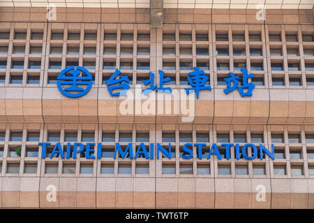 La stazione principale di Taipei è un importante hub di Taipei, movimentazione oltre mezzo milione di passeggeri ogni giorno. Situato nel quartiere Zhongzheng, Taipei, Taiwan. Foto Stock