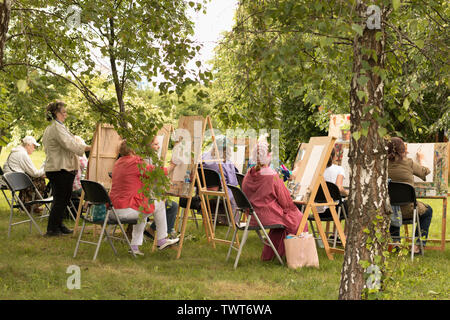 Le donne anziane dipingere nella scuola di arte studio per gli anziani. Mosca - Giugno 1, 2019. Giorno d'estate e di sole Foto Stock