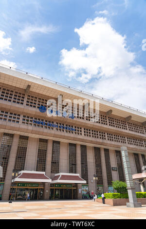 La stazione principale di Taipei è un importante hub di Taipei, movimentazione oltre mezzo milione di passeggeri ogni giorno. Situato nel quartiere Zhongzheng, Taipei, Taiwan. Foto Stock