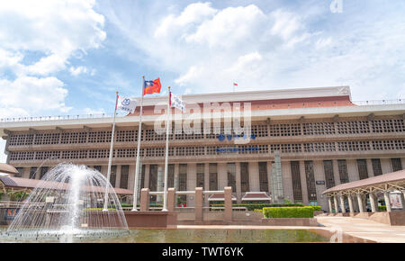 La stazione principale di Taipei è un importante hub di Taipei, movimentazione oltre mezzo milione di passeggeri ogni giorno. Situato nel quartiere Zhongzheng, Taipei, Taiwan. Foto Stock