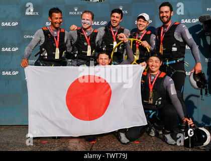 Giappone Team SailGP skipper da Nathan Outteridge celebrare SailGP vincente a New York alla fine del giorno della gara 2, evento 3, stagione 1SailGP evento nella città di New York, New York, Stati Uniti. Foto Stock