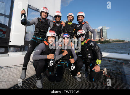 Giappone Team SailGP skipper da Nathan Outteridge celebrare SailGP vincente a New York alla fine del giorno della gara 2, evento 3, stagione 1SailGP evento nella città di New York, New York, Stati Uniti. Foto Stock