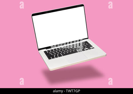 Computer portatile mock up con vuoto schermata vuota bianca isolata su sfondo rosa. Il galleggiante o levitare laptop notebook con ombra. moderno computer tech Foto Stock