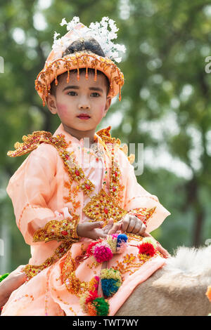 Bagan, Myanmar - Marzo 2019: principiante monaco buddista Shinbyu cerimonia di iniziazione in un villaggio vicino a Bagan. Ritratto di un giovane ragazzo in costume tradizionale. Foto Stock