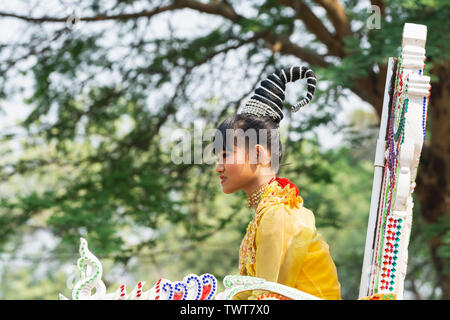 Bagan, Myanmar - Marzo 2019: principiante monaco buddista Shinbyu cerimonia di iniziazione in un villaggio vicino a Bagan. Ritratto di una giovane ragazza. Foto Stock