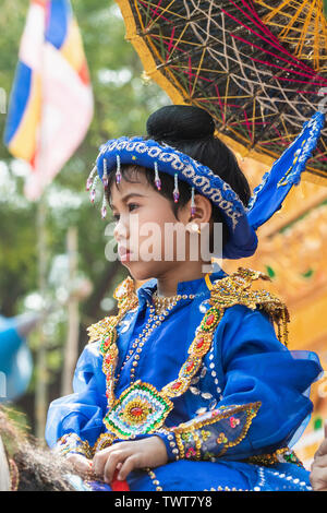 Bagan, Myanmar - Marzo 2019: principiante monaco buddista Shinbyu cerimonia di iniziazione in un villaggio vicino a Bagan. Ritratto di un giovane ragazzo in costume tradizionale. Foto Stock