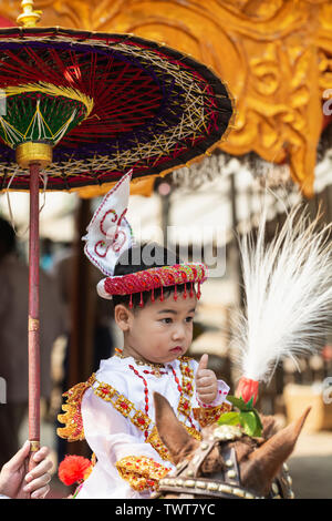 Bagan, Myanmar - Marzo 2019: principiante monaco buddista Shinbyu cerimonia di iniziazione in un villaggio vicino a Bagan. Ritratto di un giovane ragazzo in costume tradizionale. Foto Stock