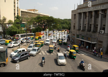 Bangalore, Karnataka India-June 04 2019 : Bengaluru il traffico della città vicino al town hall di Bengaluru, India Foto Stock