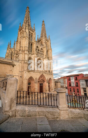 La cattedrale di Burgos è uno dei più imponenti monumenti religiosi in Spagna. Si tratta di tutte le attrazioni principali della città. Foto Stock