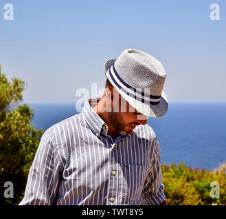 Uomo in un cappello di Panama close up Foto Stock