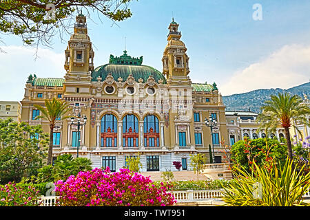 Montecarlo, Monaco - Giugno 13, 2014: l'Opera de Monte-Carlo, seaside facciata del teatro dell'opera, architetto Charles Garnier Foto Stock