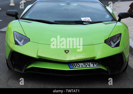 Montecarlo, Monaco - Giugno 20, 2019: Sporco Lamborghini Aventador LP 750-4 SV verde lime Coupe (vista frontale) parcheggiata di fronte all'Hotel De Paris a monte Foto Stock