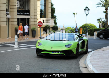 Montecarlo, Monaco - Giugno 20, 2019: Lamborghini Aventador LP 750-4 SV verde lime Coupe parcheggiato di fronte all'Hotel de Paris Montecarlo nel Principato di Monaco sul Foto Stock