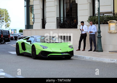 Montecarlo, Monaco - Giugno 20, 2019: Lamborghini Aventador LP 750-4 SV verde lime Roadster parcheggiato di fronte all'Hotel de Paris Montecarlo nel Principato di Monaco Foto Stock